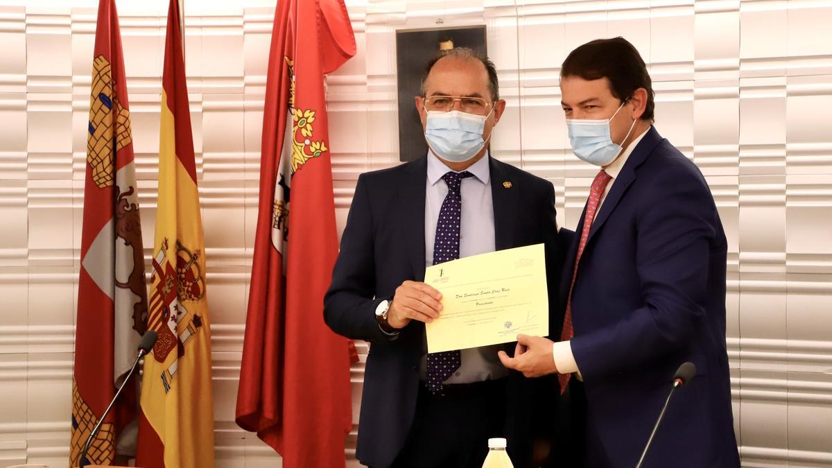 Mañueco durante la toma de posesión de la nueva Junta Directiva del Colegio Oficial de Médicos de Salamanca. En la imagen junto a su presidente.