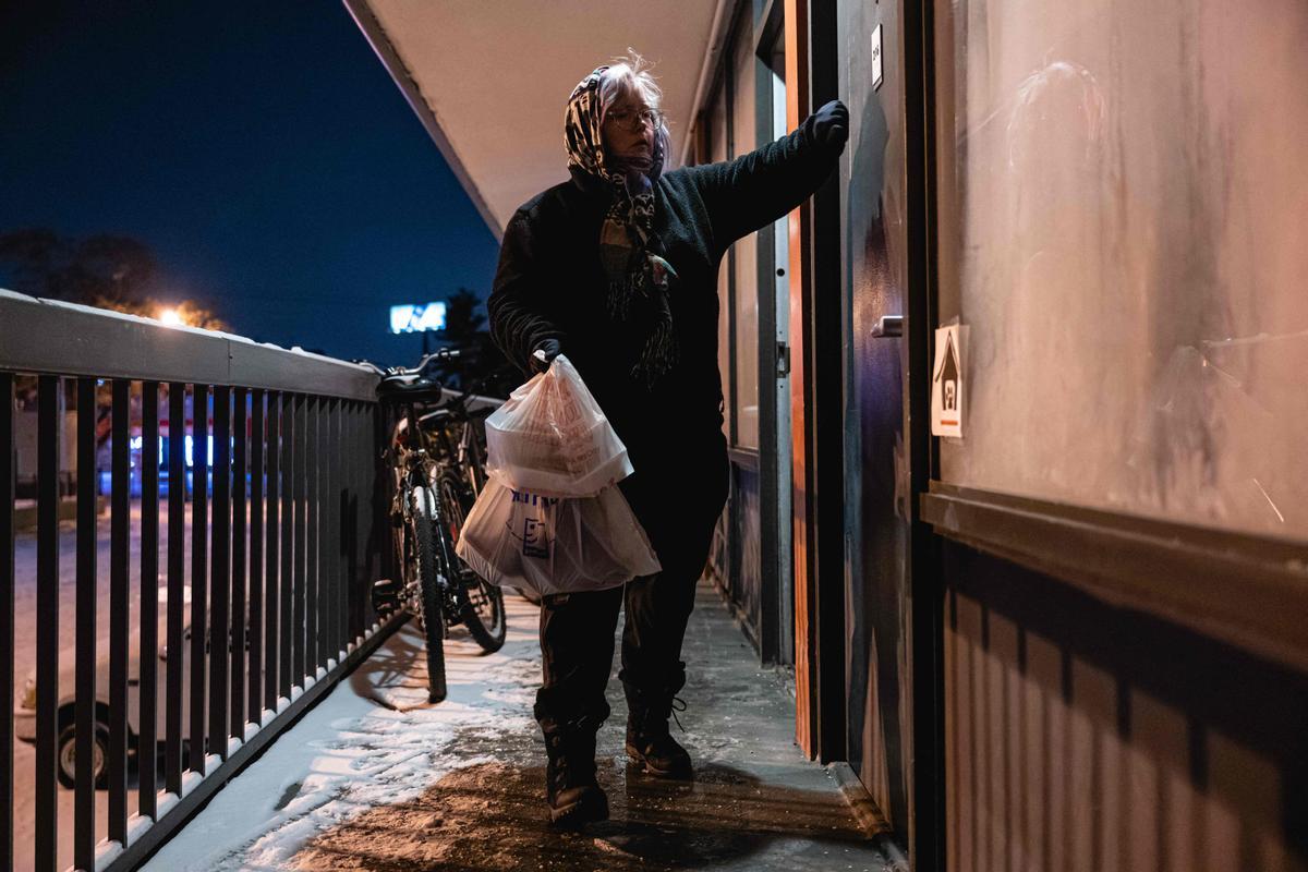 Reparto de comida en asentamientos de personas sin hogar en Louisville, Kentucky, en medio de la tormenta invernal Elliott.