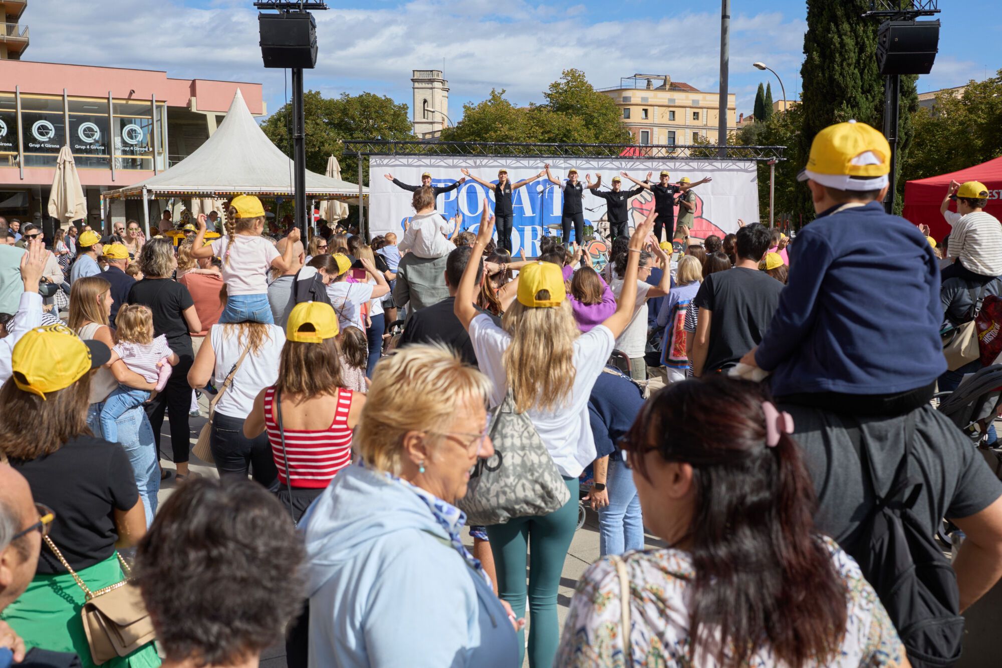 Possat la gorra contra el cancer infantil a la plaça Salvador Espriu de Girona