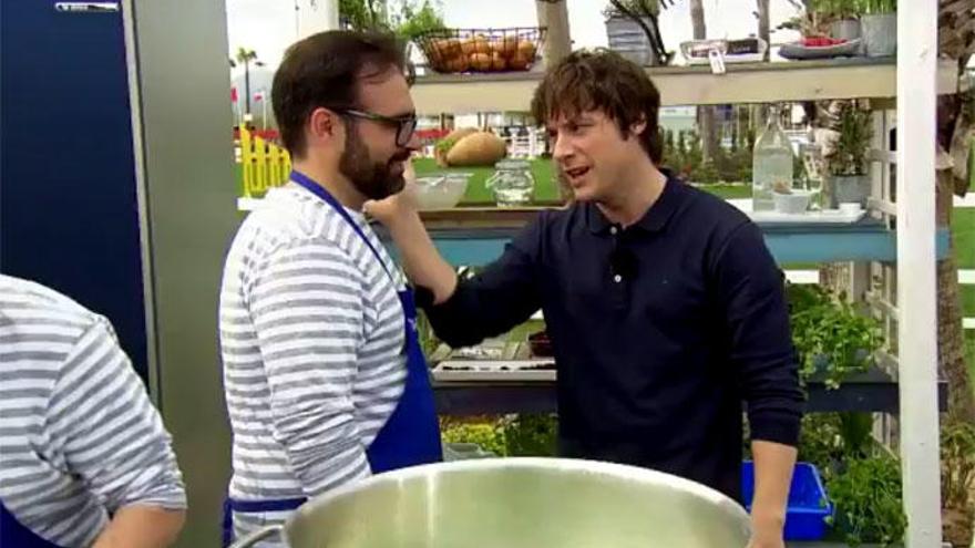 Jordi Cruz le da un par de toques en la cara a Toni