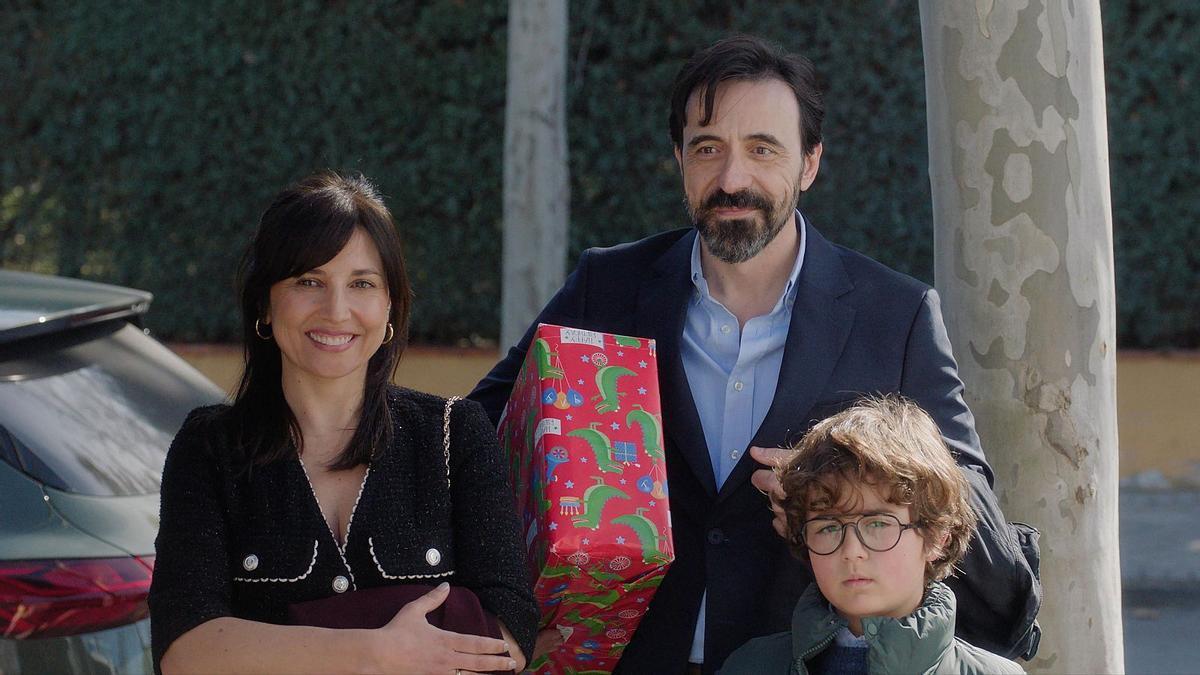 Mientras mantienen la comedia siempre pegada al drama, García León y Cobeaga critican sin ambigüedades un sistema que ha convertido la buena educación en un lujo, y que en buena medida de ese modo ha averiado los mecanismos de la movilidad social.