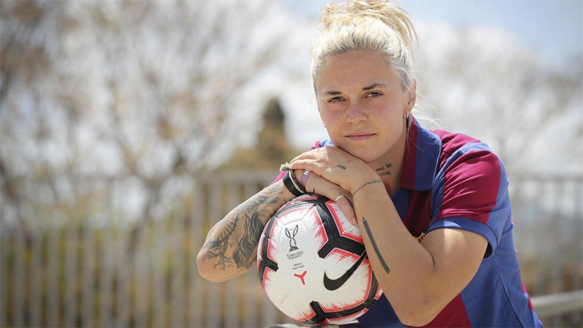 Mapi León, con una camiseta 'vintage' del Barça