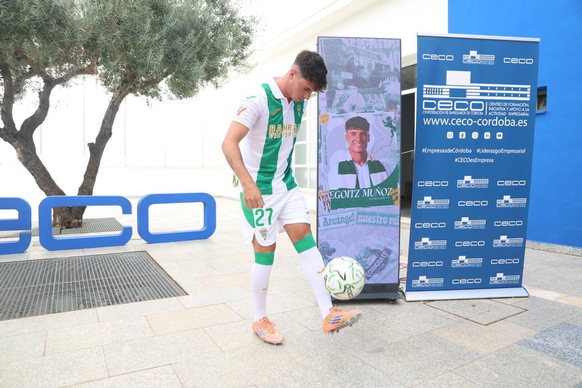 Egoitz Muñoz pelotea durante su presentación como nuevo jugador del Córdoba CF, en CECO, este jueves.