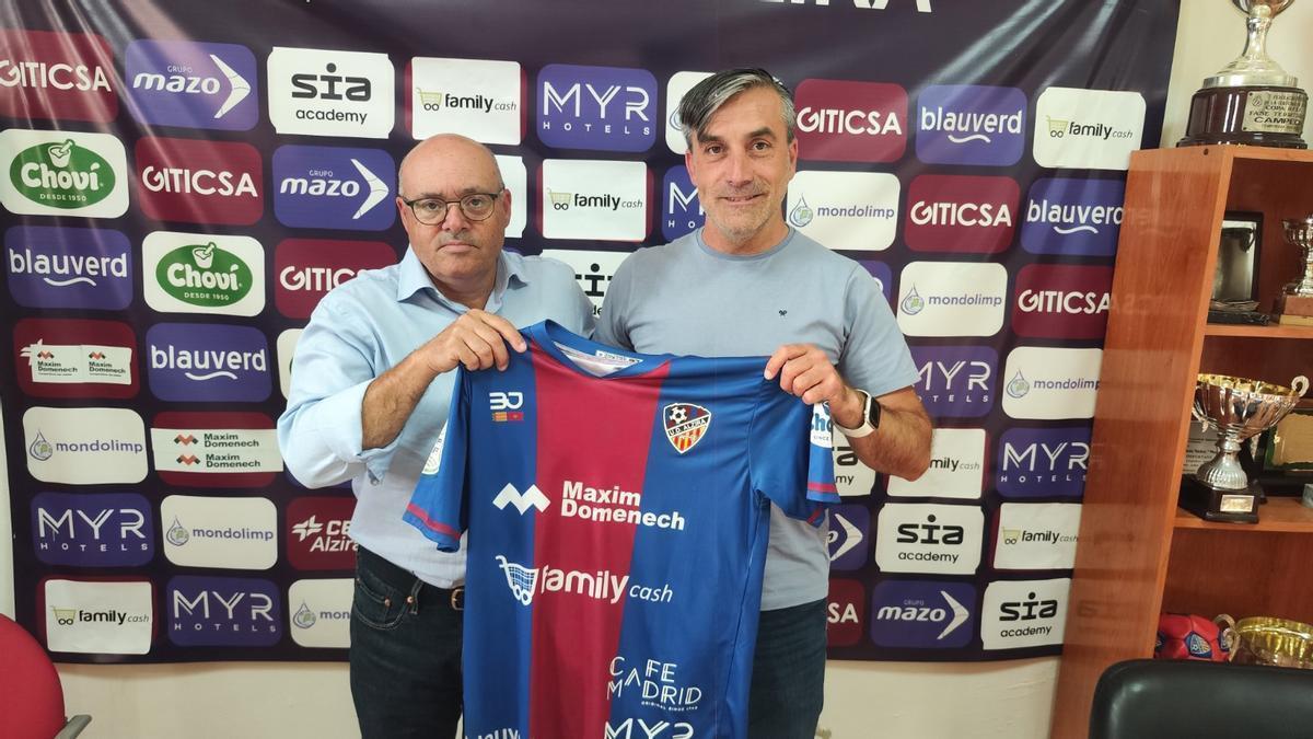 El presidente de la UD Alzira, Juan Antonio Sanjuan, junto a Javi Pons, en la presentación del técnico.