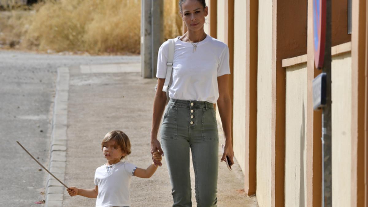 Eva González con un pantalón vaquero de talle alto, ligeramente acampanado y una camiseta blanca