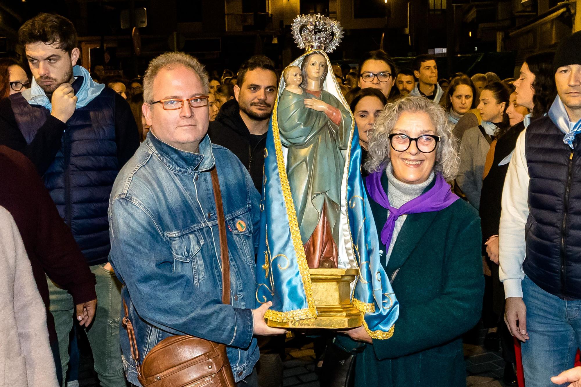 Devoción en Benidorm en la procesión de L'Alba