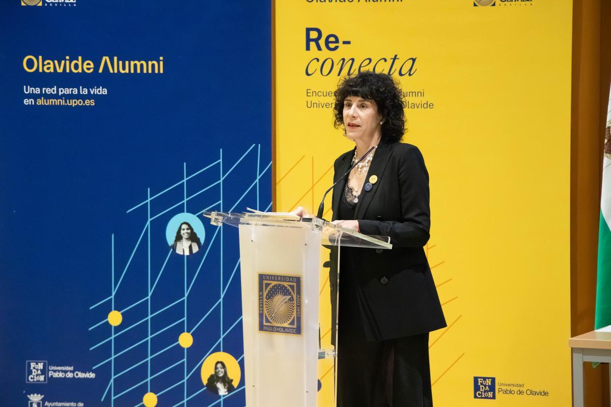Amapola Povedano, directora general de Empleabilidad y Emprendimiento y presidenta del Comité de Dirección del Programa Olavide Alumni, durante su discurso de bienvenida.