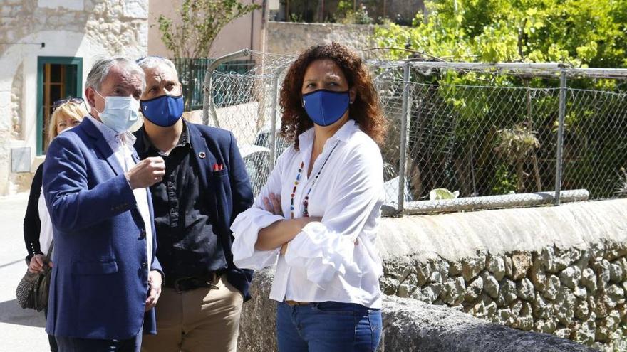 El alcalde Joan Rotger y la presidenta Catalina Cladera, durante la visita al torrente de Sa Mosquera de Caimari.