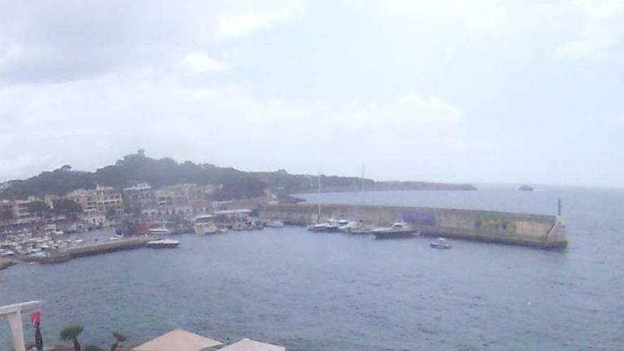 Wolkenschleier und Schauer am frühen Sonntagmittag (28.7.) am Hafen von Cala Ratjada