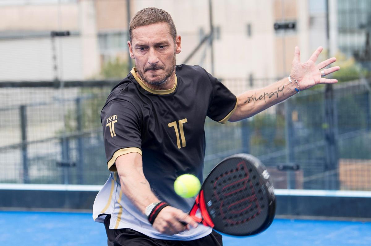 Francesco Totti conecta un revés en uno de sus partidos. 