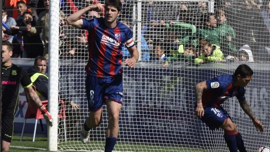 El Huesca rescata un punto muy valioso del caos (1-1)
