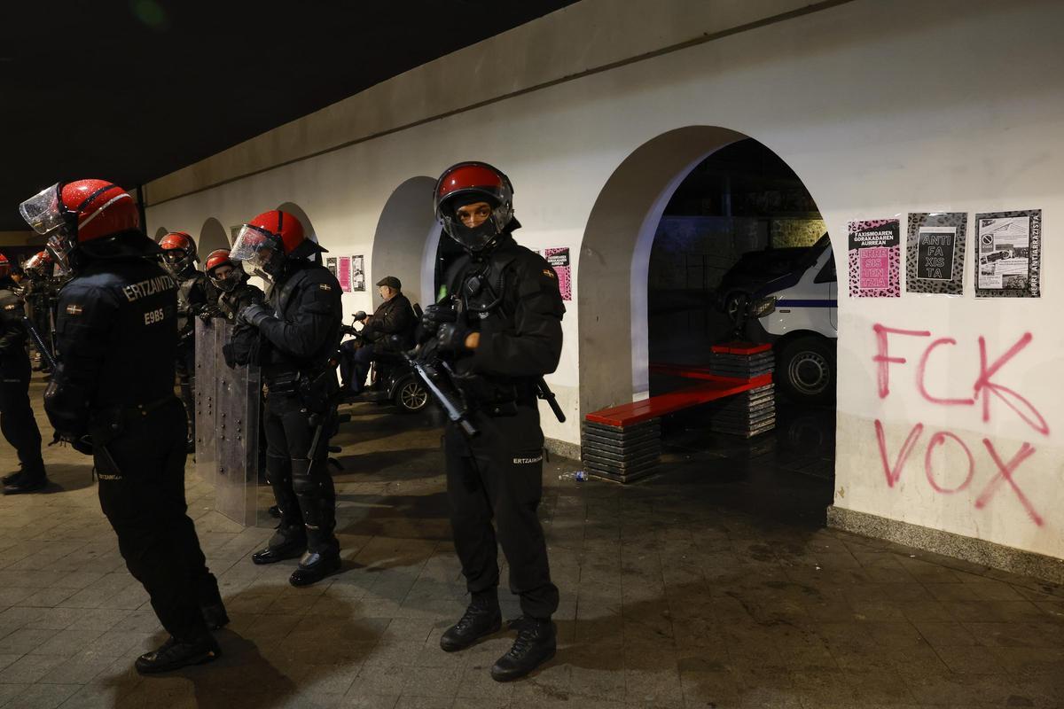 La Ertzaintza, durante una concentración en Bilbao contra Vox.