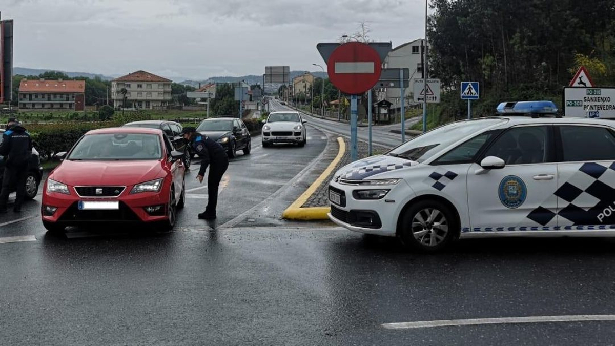 El control de la policía en Ardia, ayer.