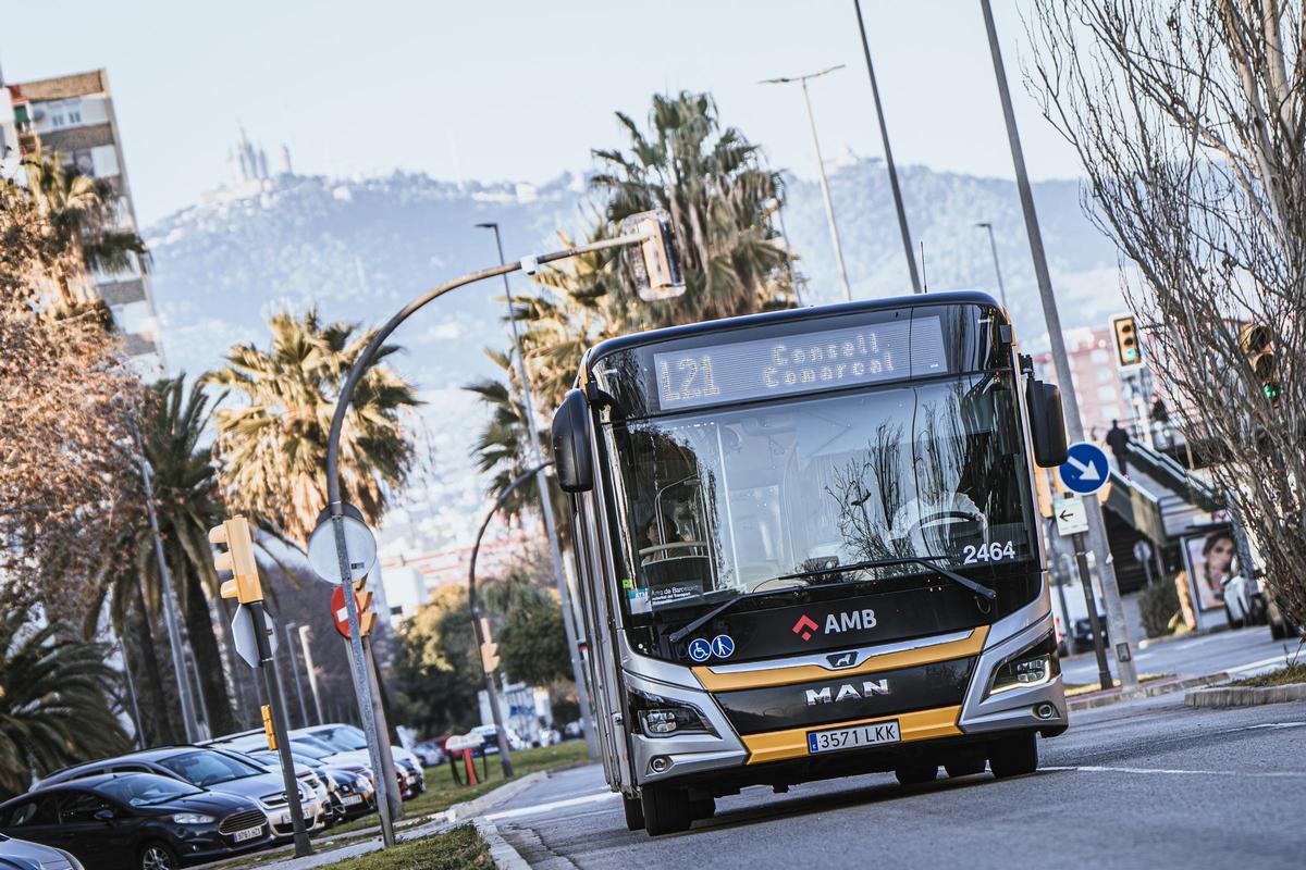 Un autobús de Moventis durante un servicio en L'Hospitalet de Llobregat.