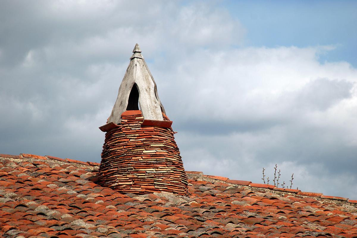 Chimenea en el pueblo medieval de Calatanazor