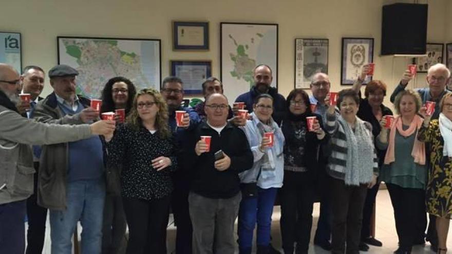 Algunos vecinos de València celebran la reeleción de María José Broseta.