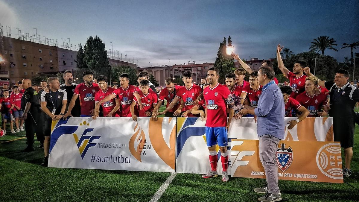 El momento en el que el Rayo Ibense recibe el trofeo del ascenso a Tercera División en Quart del Poblet.