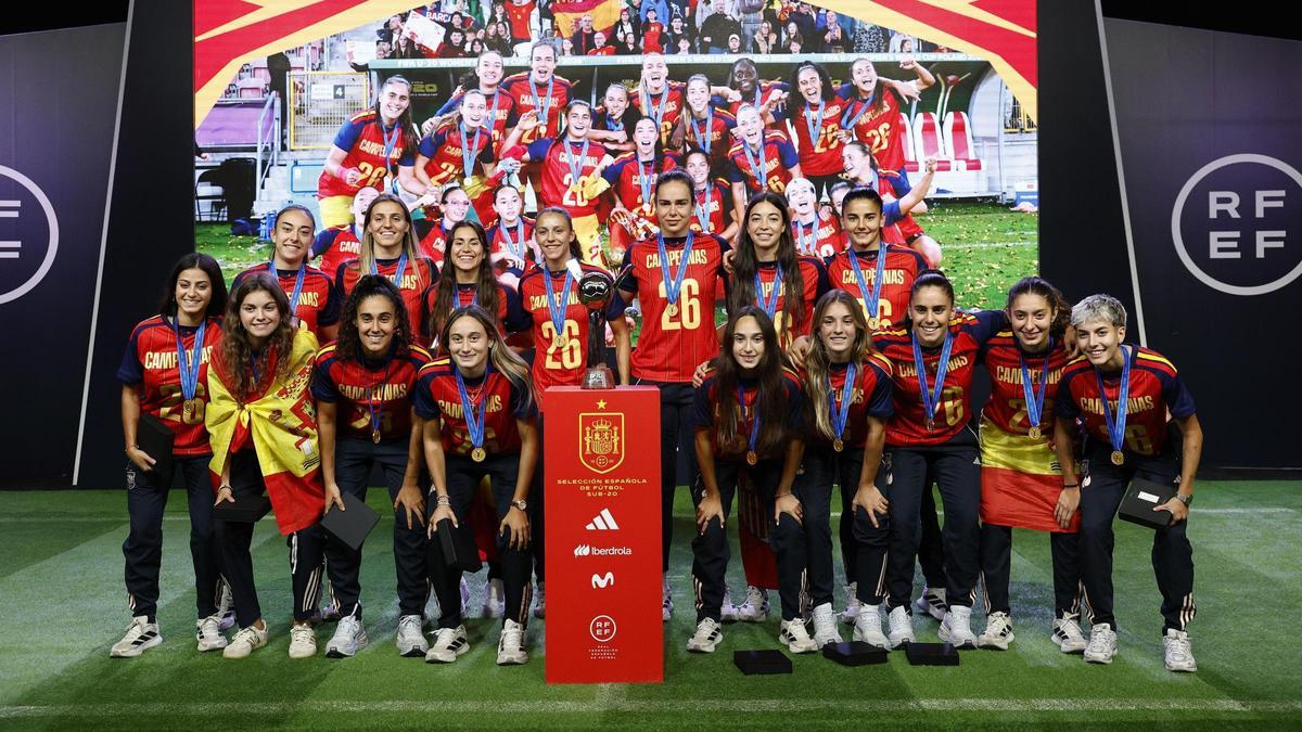 Homenaje en Las Rozas a la España sub 20 de Marisa y Ainoa Gómez
