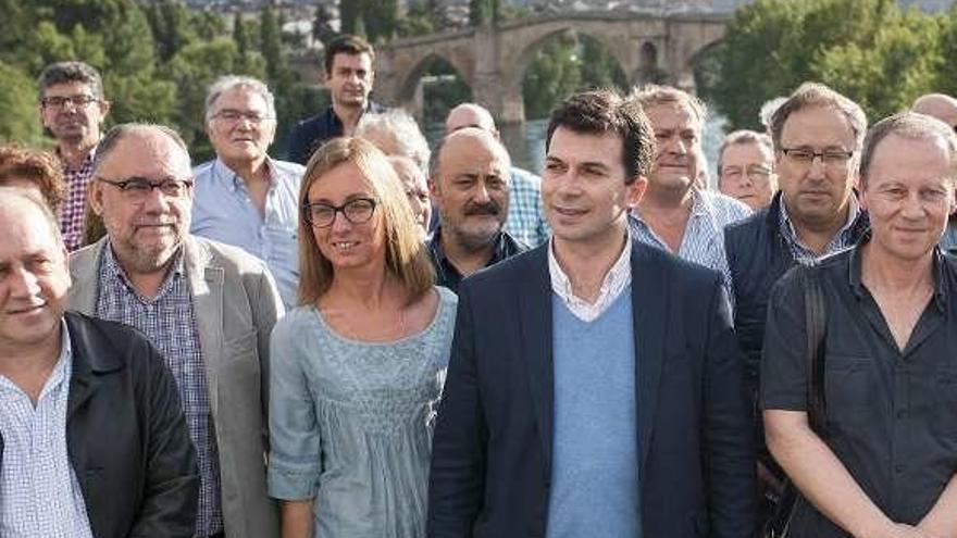 Caballero, con miembros de la ejecutiva en Ourense. // Brais Lorenzo