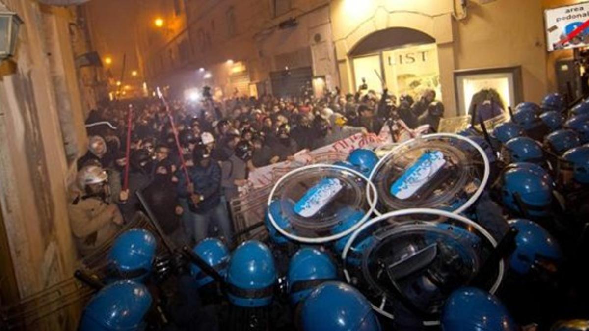 La policía antidisturbios se enfrenta a los manifestantes cerca de la plaza Farnese y de la embajada francesa, este miércoles en Roma.