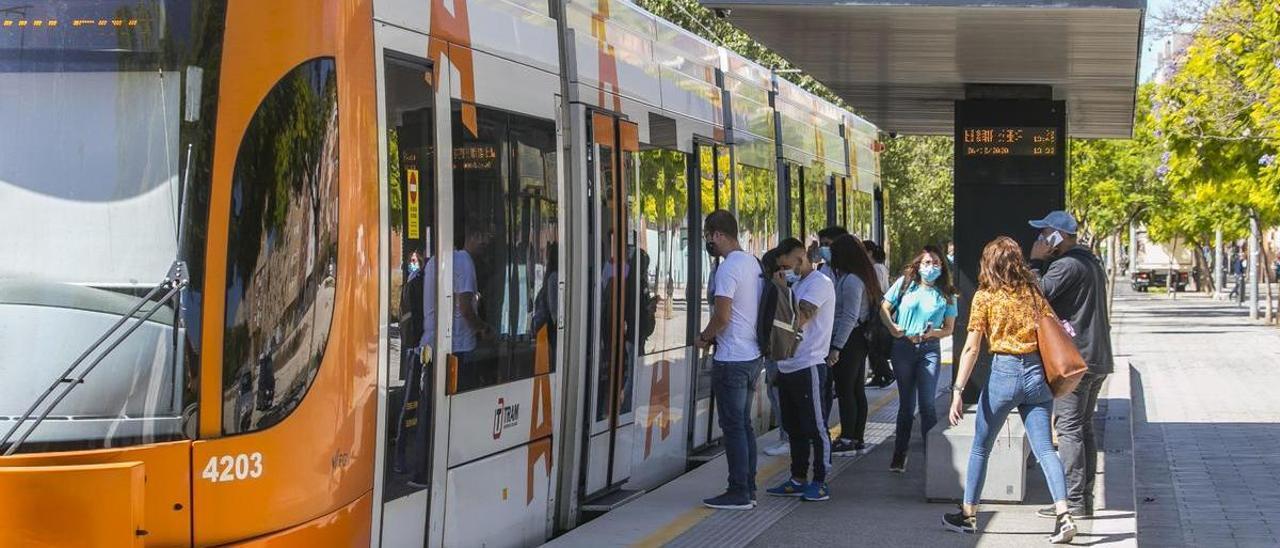 Usuarios del TRAM en la parada de Garbinet.