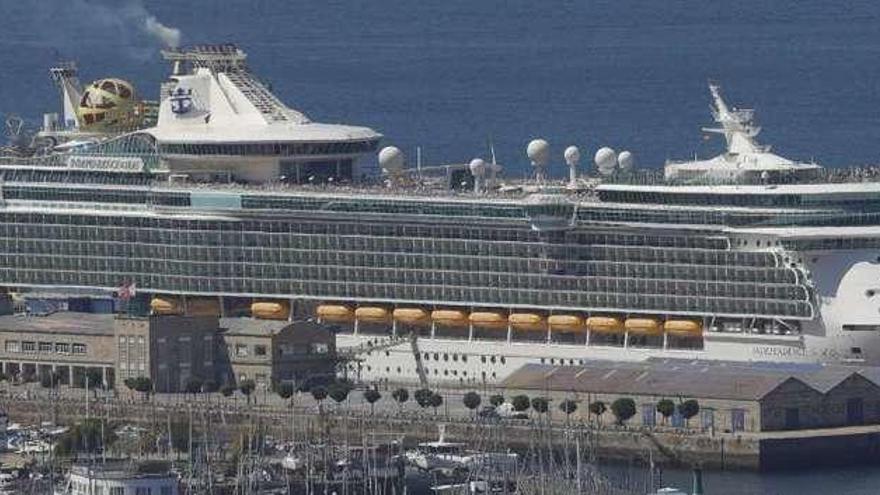 El &quot;Independence of the Seas&quot; atracado ayer en la Estación Marítima. // R.Grobas