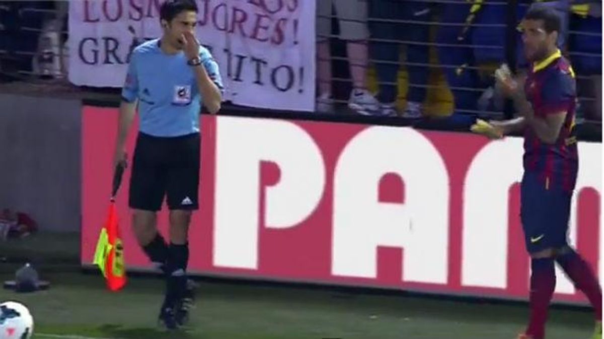 Dani Alves es menja el plàtan que li tiren des de la grada del Madrigal