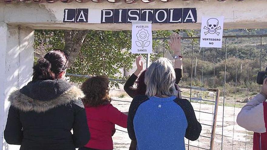 Una de las protestas en contra de la instalación del vertedero en la finca &quot;La Pistola&quot;, de Ortiz y Fenoll, en una imagen de archivo.