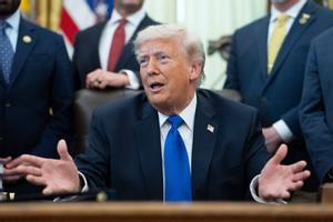 Trump acusa a la UE de violar el pacto comercial y elevará al 25 % el arancel a los carros