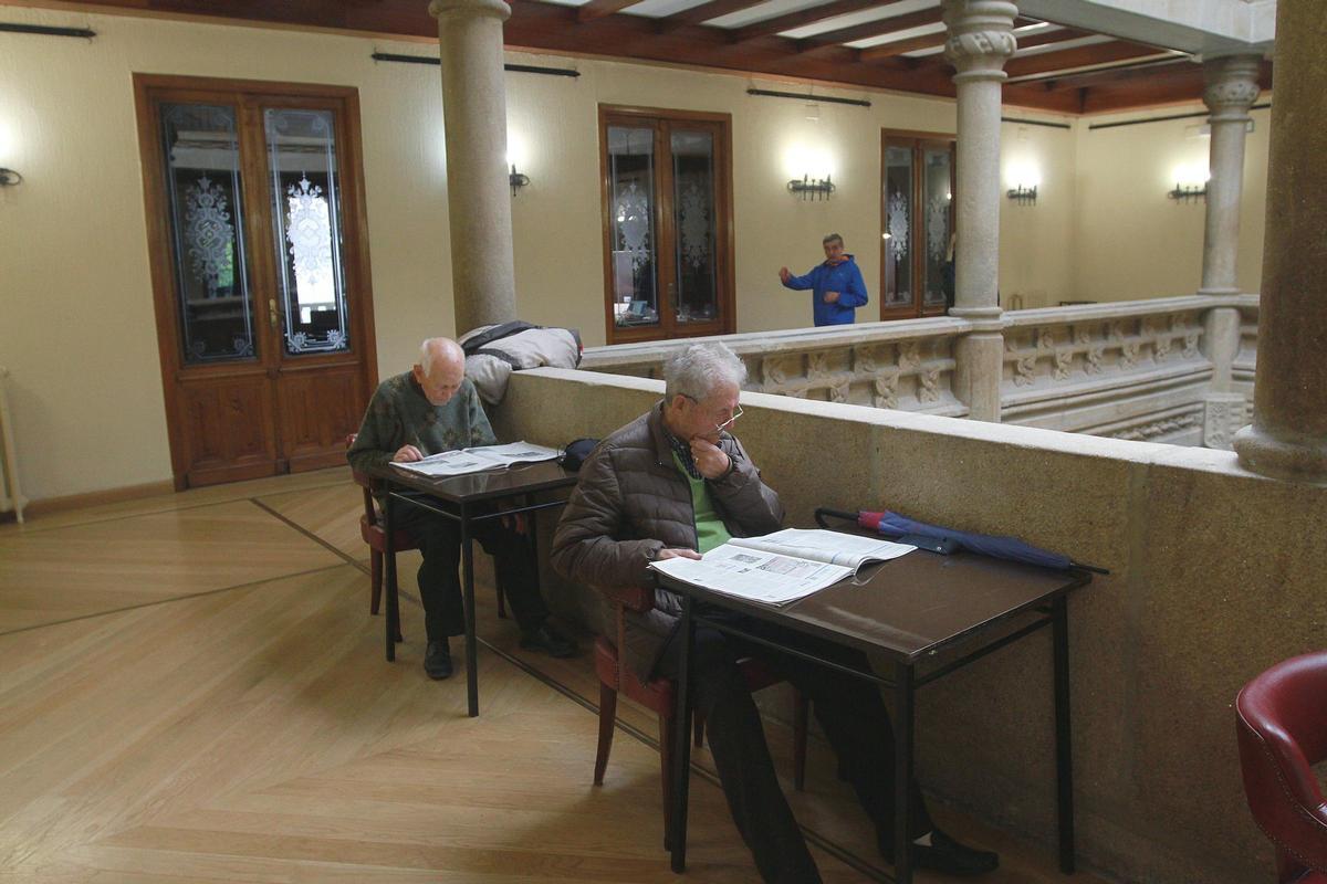 En la planta superior esta es una escena de diario: la consulta pausada de la prensa en papel, a refugio de las prisas.