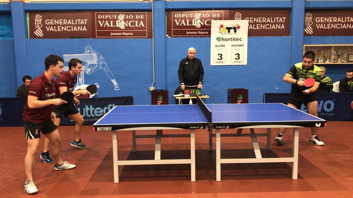 Partido de dobles del segundo equipo del Alzira Tenis Taula.