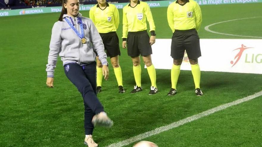 Eva Navarro hace el saque de honor en el derbi