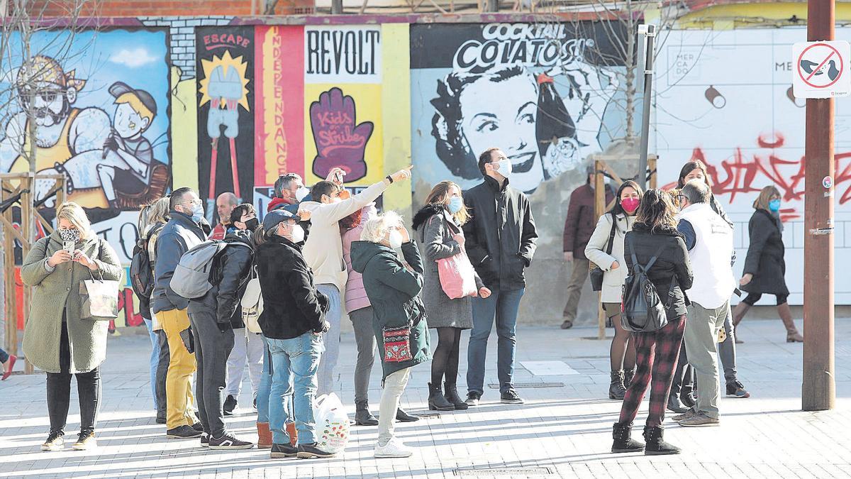 Un grupo de personas durante una visita por las calles del centro de Zaragoza, este fin de semana.