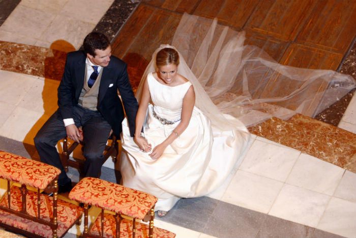 Invitados y curiosos en la boda en Santa María