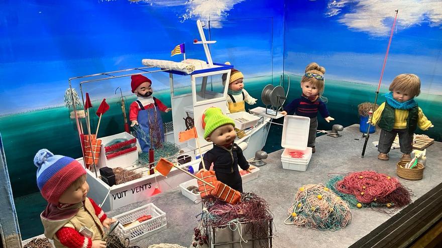 Comercios emblemáticos en Mallorca: La juguetería La Industrial homenajea a los pescadores en su escaparate navideño