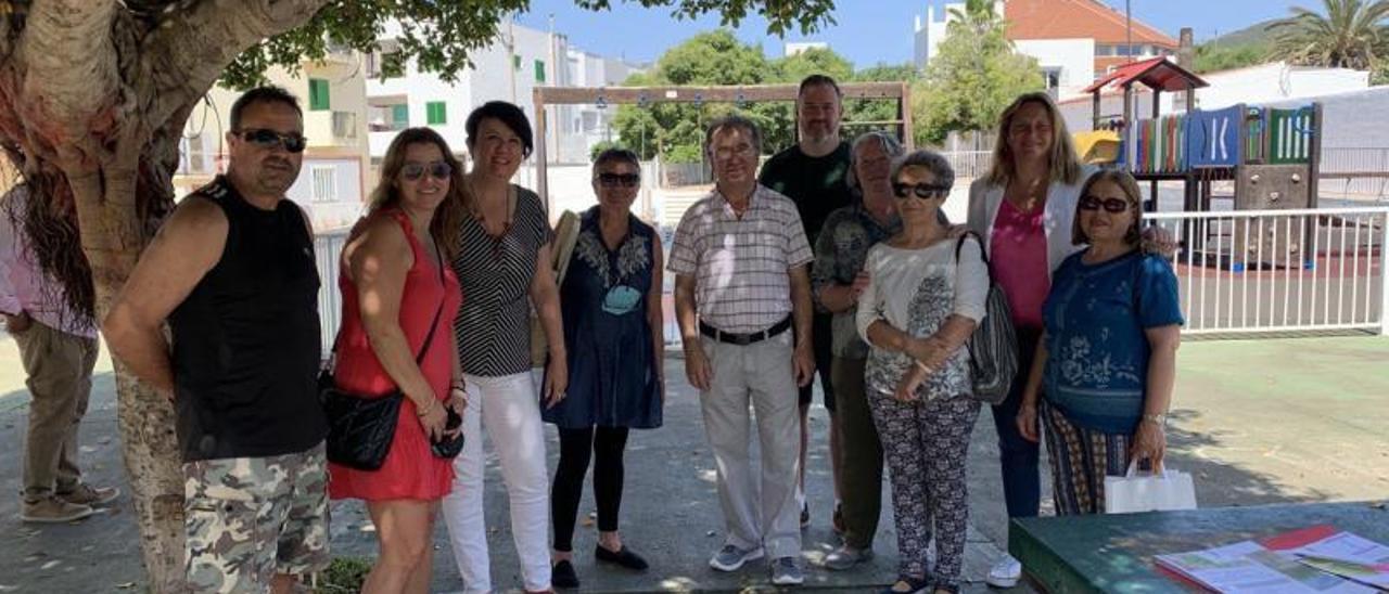 Elena López y Carmen Boned con un grupo de vecinos en el parque de Ca n’Escandell. | D.I