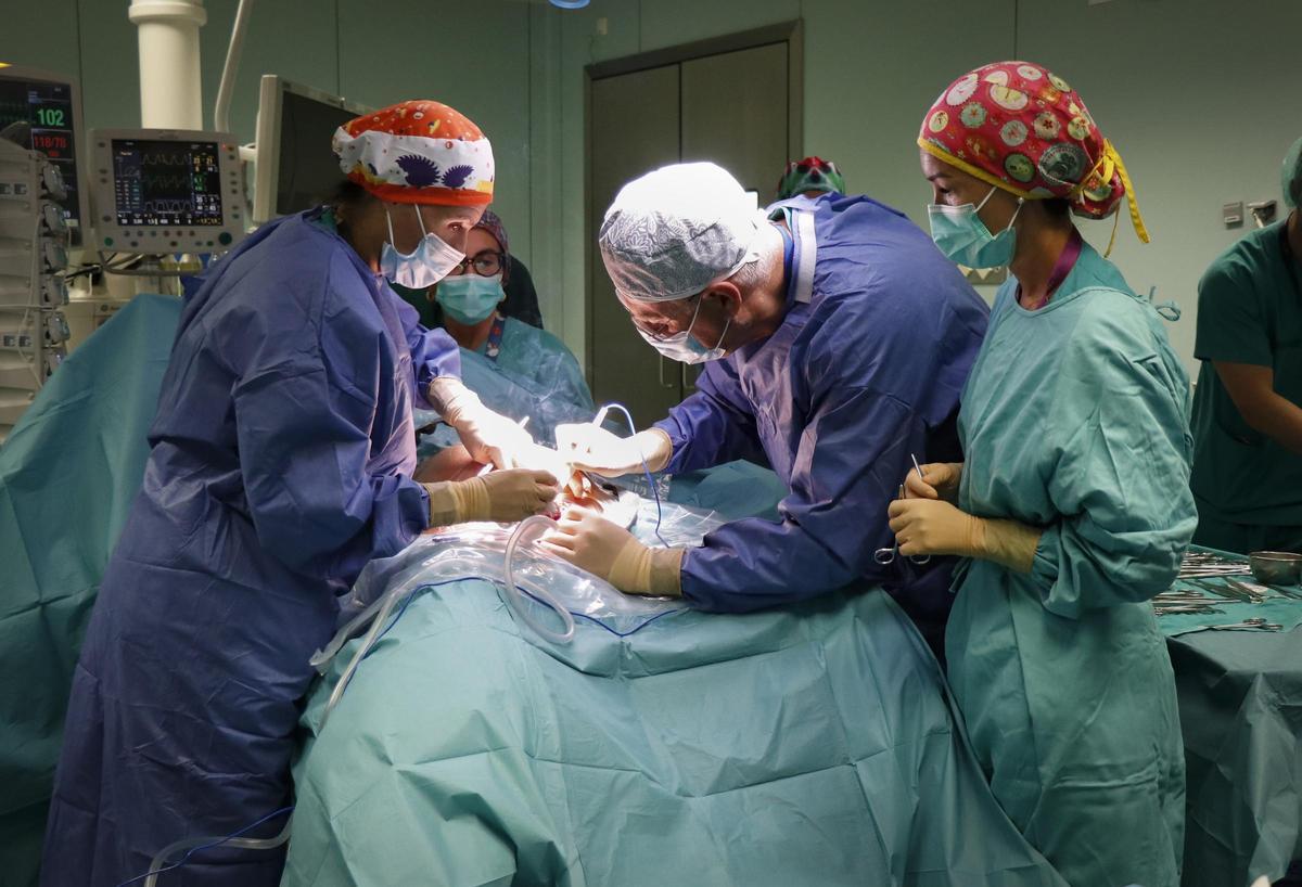 Parte del equipo del hospital la Fe durante la intervención a la menor de 28 semanas.