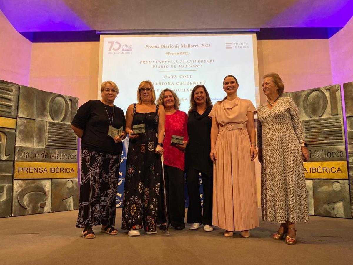 Las madres de Cata Coll, Mariona Caldentey y Patri Guijarro reciben el Premi Especial 70 anys Diario de Mallorca entregado por Francina Armengol, presidenta del Congreso de los Diputados, Marga Prohens, presidenta del Govern, y Aranza Sarasola, vicepresidenta de Prensa Ibérica
