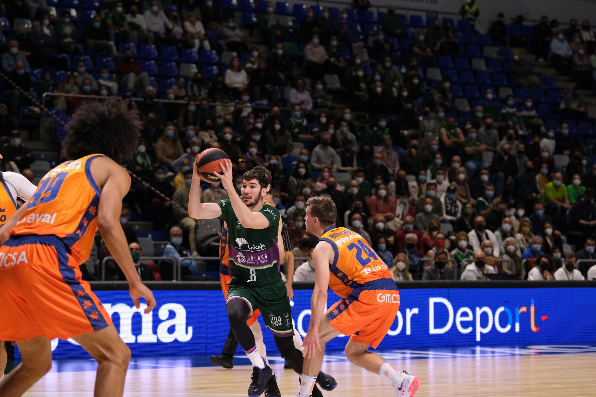 Las imágenes del Unicaja - Valencia Basket de la Liga Endesa.