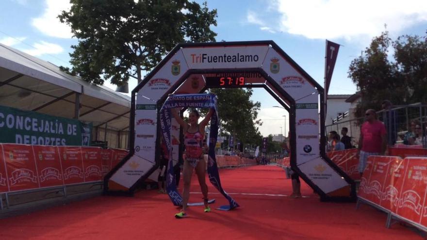 Llegada a la meta de Sara Pérez en el Triatlón Villa de Fuente Álamo