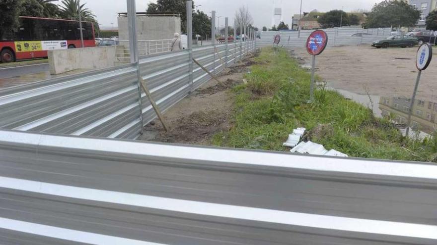 Una de las tres parcelas de Defensa, vallada, en A Maestranza.