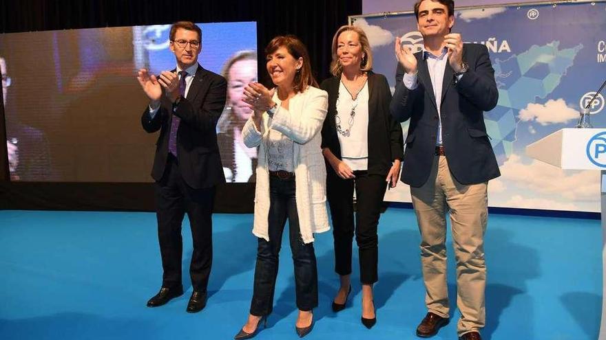 Alberto Núñez Feijóo, Beatriz Mato, Rosa Gallego y Diego Calvo, aplauden al público al final del congreso.