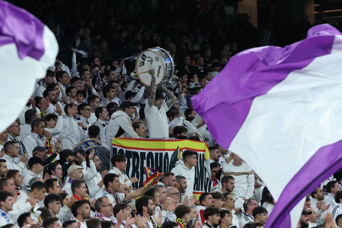 Aficionados madridistas durante el encuentro correspondiente a la fase regular de la Liga de Campeones entre el Real Madrid y Manchester City en el estadio Santiago Bernabéu, en Madrid.