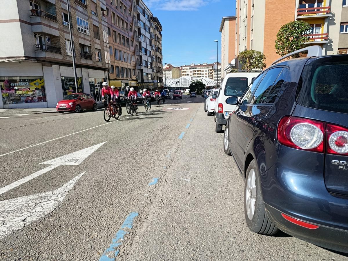Vehículos en la zona azul del centro de la Pola.