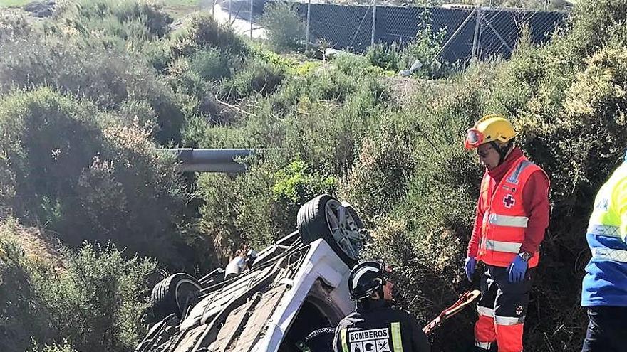 Rescatadas tres personas de un vehículo accidentado en Mazarrón