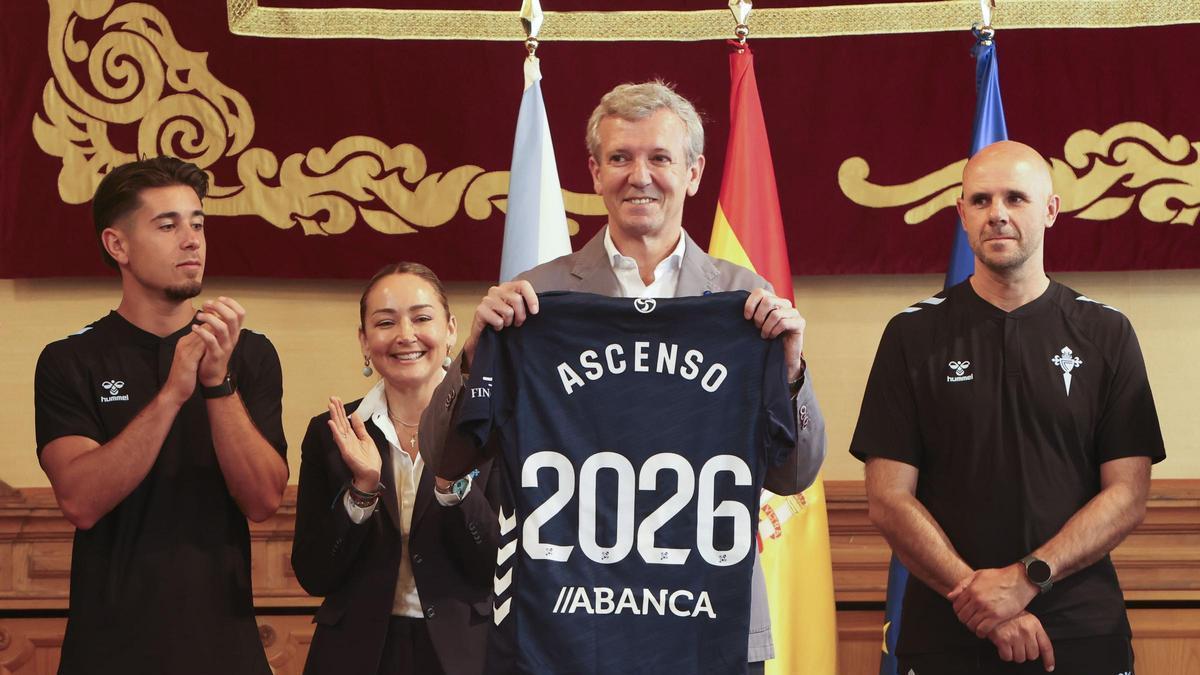Alfonso Rueda muestra la camiseta conmemorativa del ascenso a Segunda División del Celta Fortuna en la recepción oficial al equipo en Santiago.