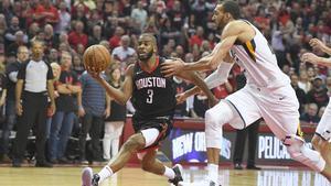 Chris Paul, de los HOuston Rockets con el balón en la mano, en plena exhibición ante Rudy Gobert, de los Utah Jazz.