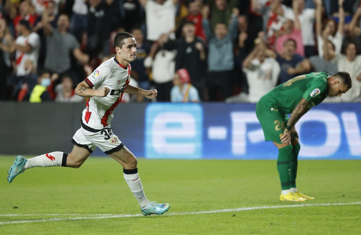 El delantero del Rayo Vallecano, Sergio Camello, celebra el primer gol del equipo madrileño durante el encuentro correspondiente a la séptima jornada de primera división frente al Elche en el estadio de Vallecas, en Madrid. EFE / Juanjo Martín.