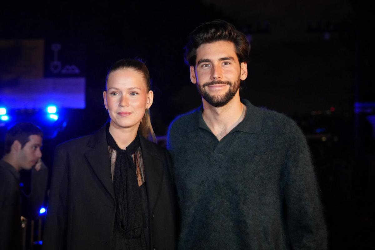 El cantante español Álvaro Soler y la modelo alemana Melanie Krolly en el listening party de Rosalía