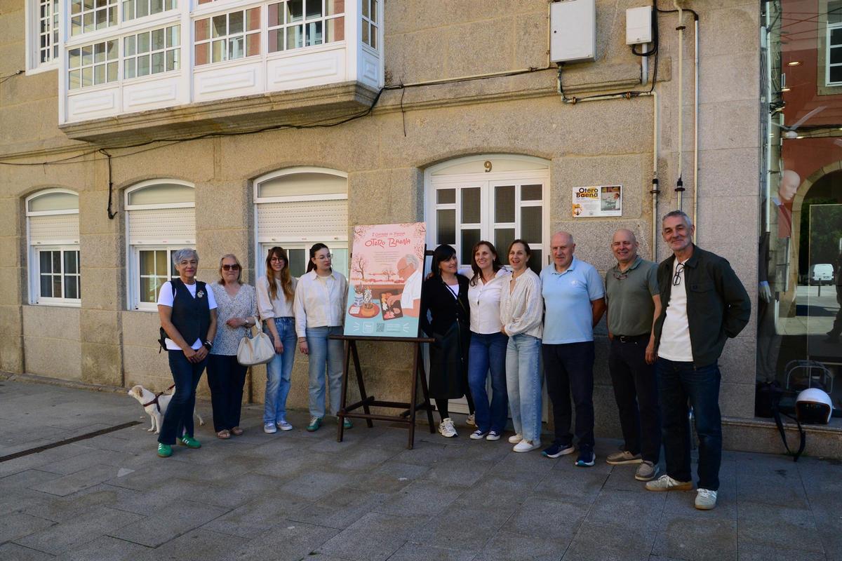 La presentación del Certamen de Pintura Baena con representantes del Concello de Bueu y de la familia del artista, justo delante de la vivienda de José "Pepé" Otero Baena.